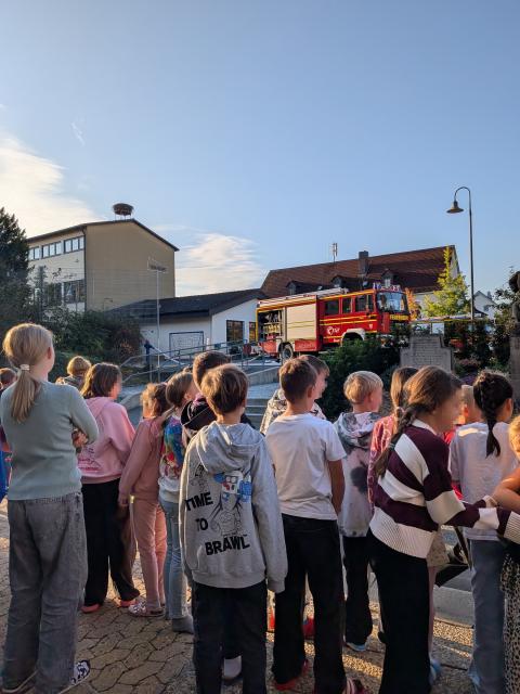 Unangekündigte Räumungsübung an der Grundschule Hausen: Feuerwehr bestanden – und hoffentlich eine Lehre für die „Socken-Flitzer“!