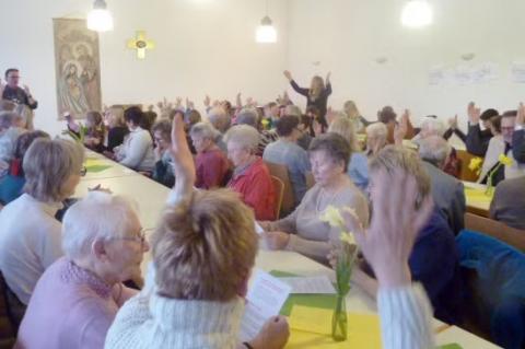 "Schule fürs Leben": ein Mehrgenerationengottesdienst mit Raupe, kleinen Osterüberraschungen und viel Begegnung