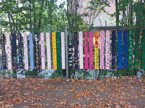 Bunt, fröhlich und unvergesslich: Unser neuer Pausenhof-Zaun!